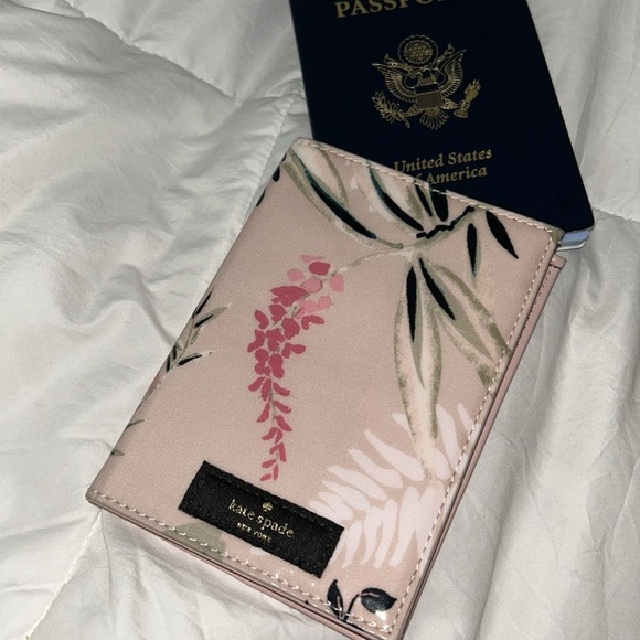 Kate Spade New York Daycation Botanical Passport Holder - Picture 5 of 5